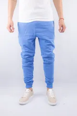 Pantalón de jogging azul francia con puños ajustados y logo bordado en blanco.