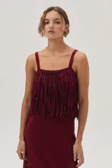 Top tejido color bordó con lurex, breteles anchos y flecos en el frente y espalda.