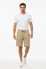 Short cargo color beige, de corte recto, con cintura elástica ajustable con cordón y bolsillos laterales tipo parche.
