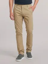 Pantalon tipo chino de corte ajustado, color gris oscuro, con cierre de boton y cremallera, y bolsillos laterales.
