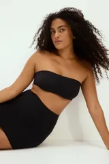 Soutien strapless negro de microfibra con breteles ajustables extraíbles, copas forradas con relleno extraíble y cierre ancho de corchetes en la espalda.