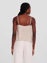 Musculosa azul con breteles finos ajustables y corte recto.