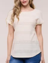 Blusa celeste de tejido calado tipo pointelle, con escote redondo, mangas cortas con dobladillo y presilla con botón, y ruedo curvo.