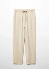 Pantalon de corte jogger confeccionado en tejido fluido, con cintura elástica y lazo ajustable. Presenta diseño largo y dos bolsillos laterales.
