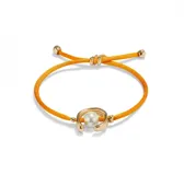 Pulsera de hilo color naranja con perla shell y fornitura bañada en oro de 18k.