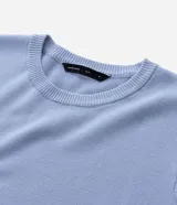 Remera de punto piqué color celeste con efecto melange, cuello redondo y manga corta.