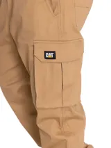 Pantalón cargo beige con múltiples bolsillos utilitarios, cintura elástica y puños elastizados en los tobillos.