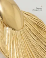 Caravanas de acero con baño de oro, compuestas por una pieza superior ovalada lisa y una pieza inferior en forma de abanico con textura estriada.