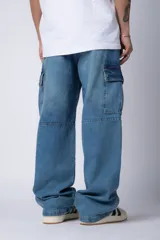 Pantalón jean cargo de corte oversize y tiro medio, con bolsillos laterales tipo cargo y costuras reforzadas en las rodillas.