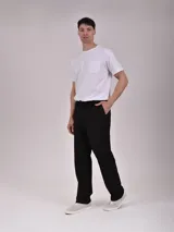 Pantalón negro de corte recto con cintura elástica ajustable con cordón.