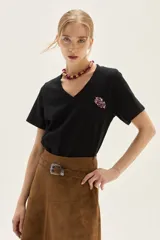 Falda midi acampanada de color camel, confeccionada en material con textura similar al cuero gamuzado.