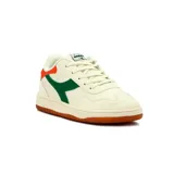 Championes casuales de caña baja Diadora modelo Wind, color crema, con detalles en verde esmeralda y naranja quemado. Presentan un diseño inspirado en el skate con suela de goma color caramelo.