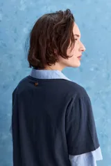 Remera blanca de algodón con escote en V y mangas cortas, de calce amplio y cómodo.
