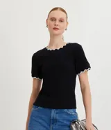 Top de manga corta ajustado al cuerpo, color marrón oscuro, con cuello redondo y bordes festoneados en color crema o beige claro.