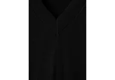 Jersey de punto fino color negro, de corte recto, con escote en V y manga larga.