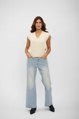 Jean de corte wide leg en color celeste claro, con diseño de costura vertical frontal y tiro medio.