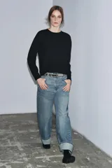 Jersey de punto liso color verde, con cuello redondo y manga larga. Confeccionado en lana suave.