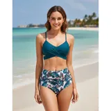 Bikini de dos piezas con corpiño negro tipo crop top con diseño cruzado y bombacha de tiro alto con estampado animal print de leopardo.