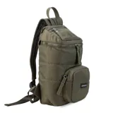 Mochila matera de diseño vertical, color gris azulado, con acabado acolchado y cierres frontales. Cuenta con un compartimento principal espacioso, un bolsillo frontal externo y un asa superior para transporte manual.