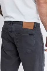 Pantalón de jean corte regular, color gris oscuro, con diseño de cinco bolsillos y cierre frontal con botón y cremallera.