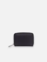 Billetera compacta de cuero natural con textura granulada y cierre perimetral metálico. Cuenta con compartimentos internos para tarjetas, billetes y un bolsillo para monedas.