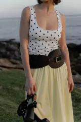 Faja ancha de cuero sintético negro con hebilla dorada y bolsillo lateral.