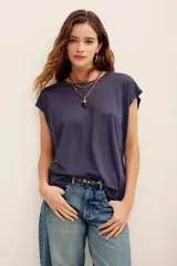 Remera de lino color azul marino, de corte holgado, cuello redondo y mangas cortas con diseño caído.