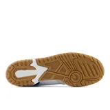 Championes urbanos New Balance modelo 550, color blanco con detalles en azul y gris, confeccionados en cuero y malla, con logo "N" característico en los laterales y suela de goma color caramelo.