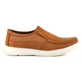 Zapato casual Hi-Tec Eros color marrón, estilo mocasín, con capellada de cuero, elásticos laterales y suela blanca de goma.