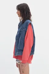 Chaleco utility oversized de denim, color bordó con lavado acid wash, bolsillos cargo en el pecho y cierre frontal con botones metálicos.