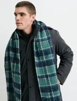 Campera Harrington de color azul oscuro, con cierre frontal y botones a presión, cuello alto y bolsillos laterales.