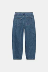Jeans de tiro alto y silueta tapered, confeccionados en denim negro con costuras en tono contrastante. Cuenta con diseño de cinco bolsillos, trabillas para cinto y cierre frontal con cremallera y botón metálico.