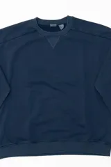 Buzo azul de cuello redondo con detalle de costura triangular en el escote, mangas largas y ajuste acanalado en puños y cintura.