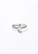 Anillo minimalista de plata 925 con piedra luna natural en engaste tipo cabujón.