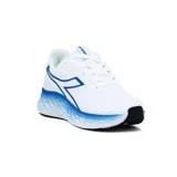 Championes deportivos Diadora modelo Freeze, color blanco con detalles en azul vibrante. Presentan una capellada de malla transpirable y una suela gruesa con efecto degradado azul texturizado.