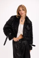 Campera de pelo sintético negro con detalles en cuero sintético, bolsillos frontales con solapa y cinturón ajustable con hebilla metálica.