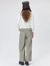 Pantalón sastrero de tiro medio y pierna ancha, con diseño a rayas verticales finas y detalle de vivos negros en la pretina y a lo largo del frente.