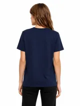 Remera de manga corta y cuello redondo color azul marino con diseño clásico y corte regular.