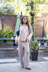 Pantalón tejido de algodón con diseño de rombos en relieve, corte oxford y pretina elástica con cordón ajustable.