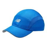 Gorro deportivo New Balance modelo 5 Panel Performance, color azul con logo de la marca en blanco. Confeccionado en tejido técnico transpirable y paneles de malla laterales.