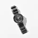 Reloj de pulsera con caja plateada y correa de eslabones plateados y negros.