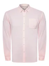 Camisa manga larga rosa claro, confeccionada en algodón pima y poliéster reciclado. Tiene cuello camisero, bolsillo en el pecho y calce regular.
