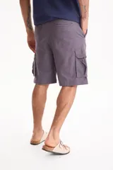 Bermuda cargo de gabardina con spandex color negro, con bolsillos laterales con solapa y cierre frontal.