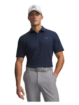 Chomba deportiva Under Armour modelo UA Matchplay Polo, color azul marino, de manga corta y cuello camisero con tapeta de dos botones. Cuenta con logo de la marca en el pecho.