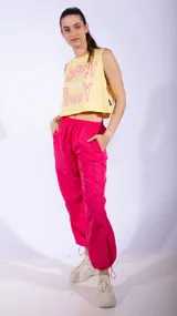 Pantalón parachute fucsia de nylon con cintura elástica y cordones ajustables en los tobillos.