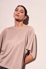 Sweater rosa de lurex con mangas cortas amplias y cuello redondo.