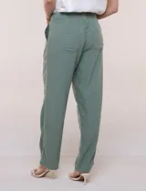 Pantalón de lino de calce holgado y caída ligera, con estampado de rayas verticales en tonos celestes y blancos. Cuenta con cintura elastizada fruncida con cordón ajustable al frente, bolsillos laterales y pierna recta.