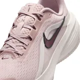 Championes Nike Downshifter 14 de color rosado con suela blanca y logotipo de Nike en negro, diseñados para running y entrenamiento.