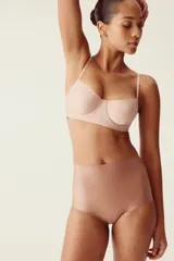 Pack de dos bombachas moldeadoras color nude, de microfibra, con tiro alto y cobertura total. Presentan ribetes cortados con láser para un acabado invisible bajo la ropa.