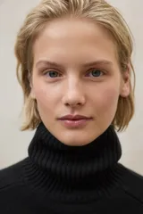 Suéter de cuello alto, color negro, de tejido de punto liso y corte holgado.